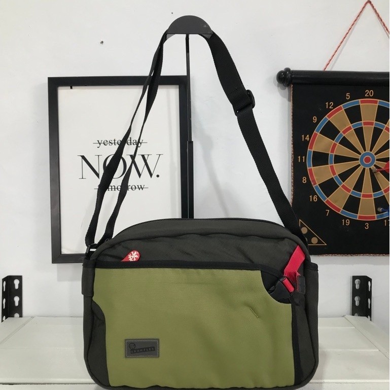 Crumpler dry red 2 Slingbang