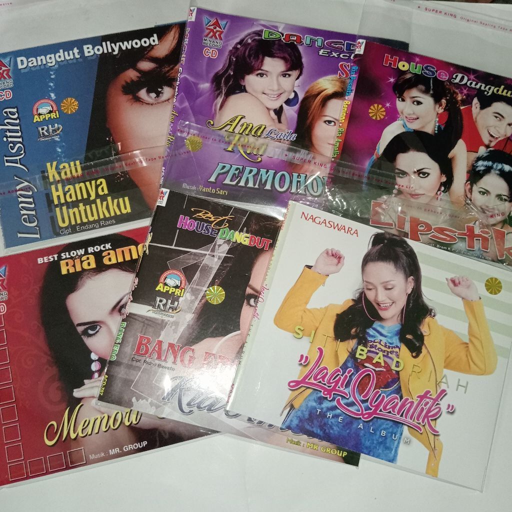[SEPAKET] 6 CD AUDIO DANGDUT RIA AMELIA SMS, MEMORI CINTA, LIPSTIK, BANG EDO, LENNY ASITHA MINANG KA