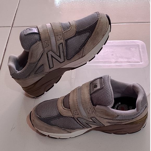 Sepatu NB 990 V4
