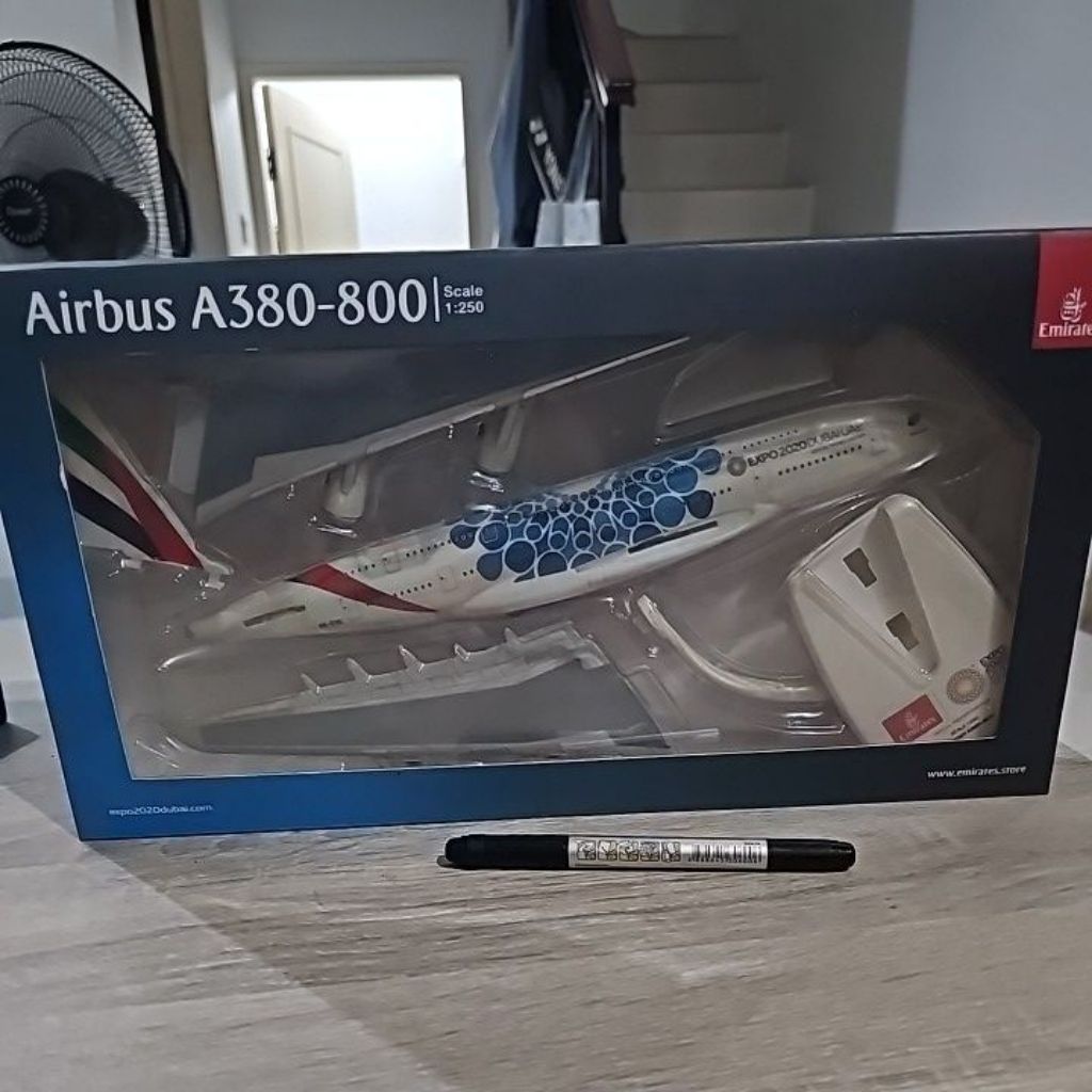 Airbus A380-800 Model kit Official Product of Emirates