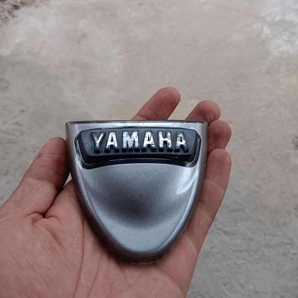 Emblem logo dasi depan yamaha fiz r caltex le 1997-2000 original