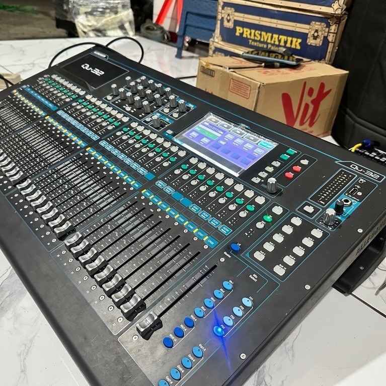 ALLEN HEATH QU32 Mixer digital