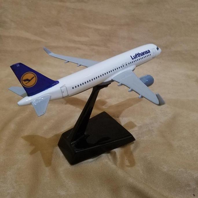 miniatur pesawat a320 request logo