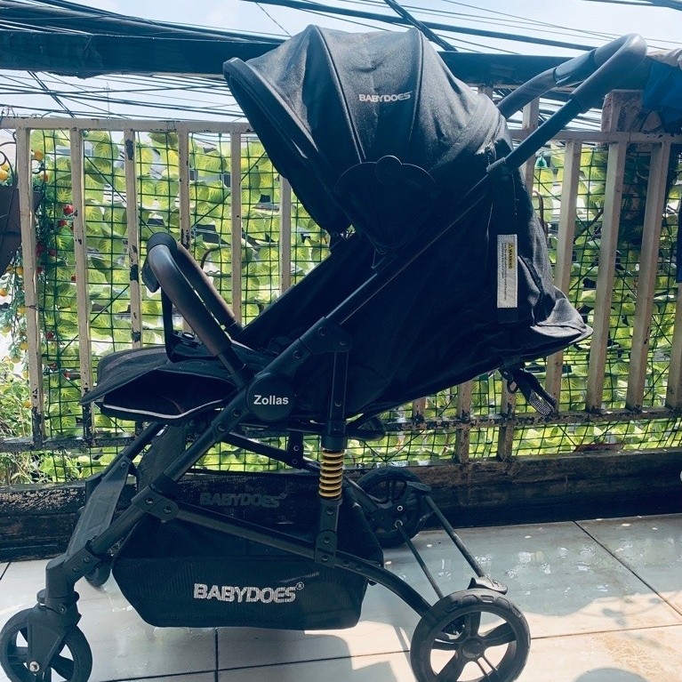 Roket Bayi BABYDOES Zollas Warna Hitam dengan Penutup dan Roda