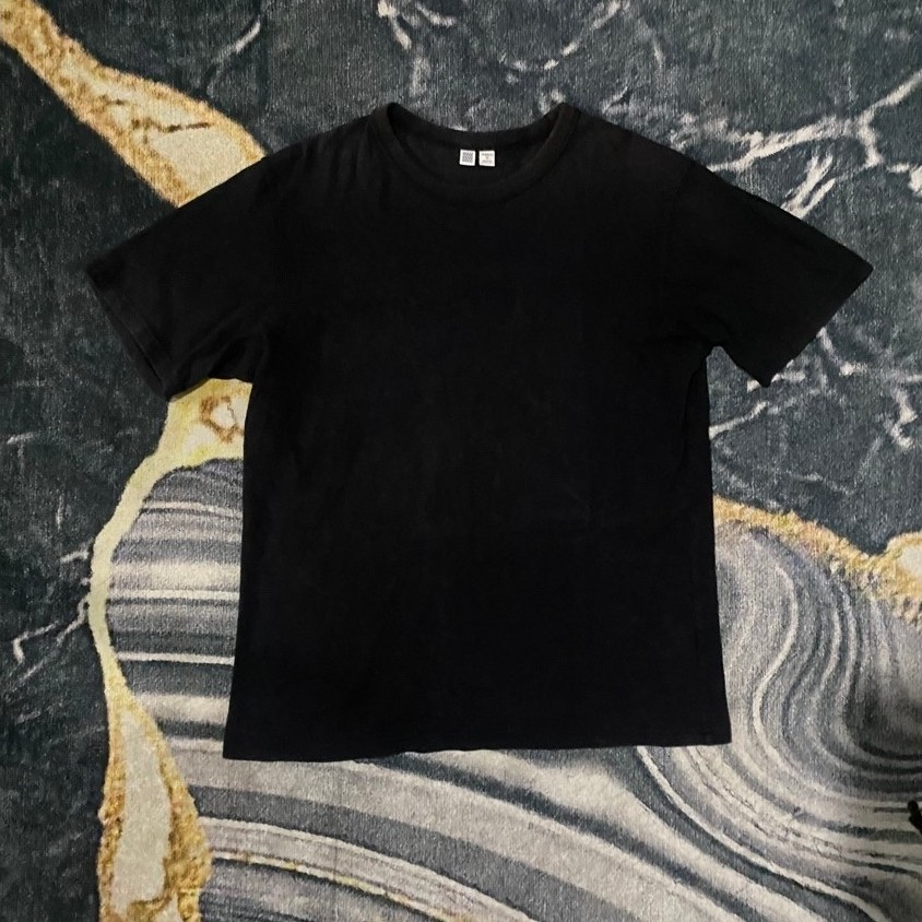 uniqlo basic tee/ Preloved