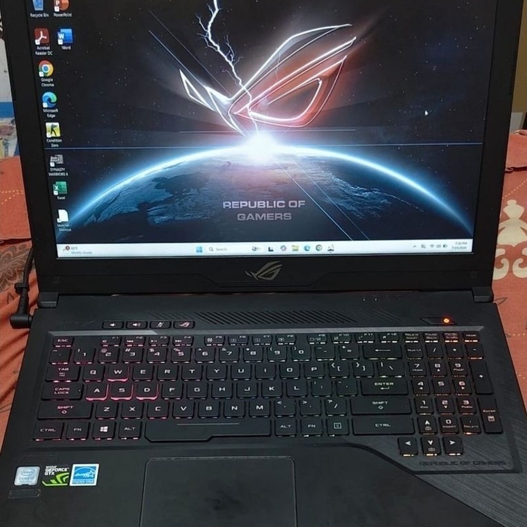 Laptop ASUS ROG Republic of Gamers warna hitam dengan keyboard RGB (SECOND MULUS)