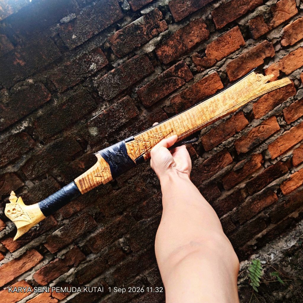 Mandau Tempilan Motif Kenohong Bilah Ukuran 45 cm Motif Ukir Tindik Kuningan Per Sepuh