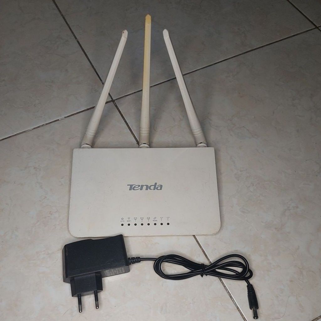 Router Tenda F3 + Adaptor second
