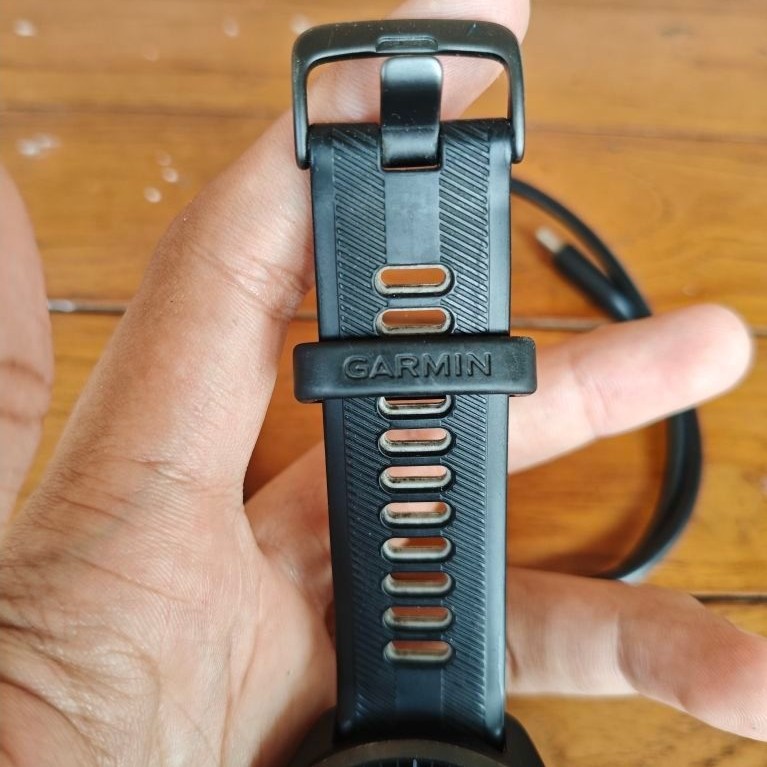 Garmin forerunner 965 kelengkapan jam dan charger.