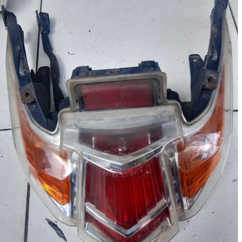Lampu belakang xeon karbu