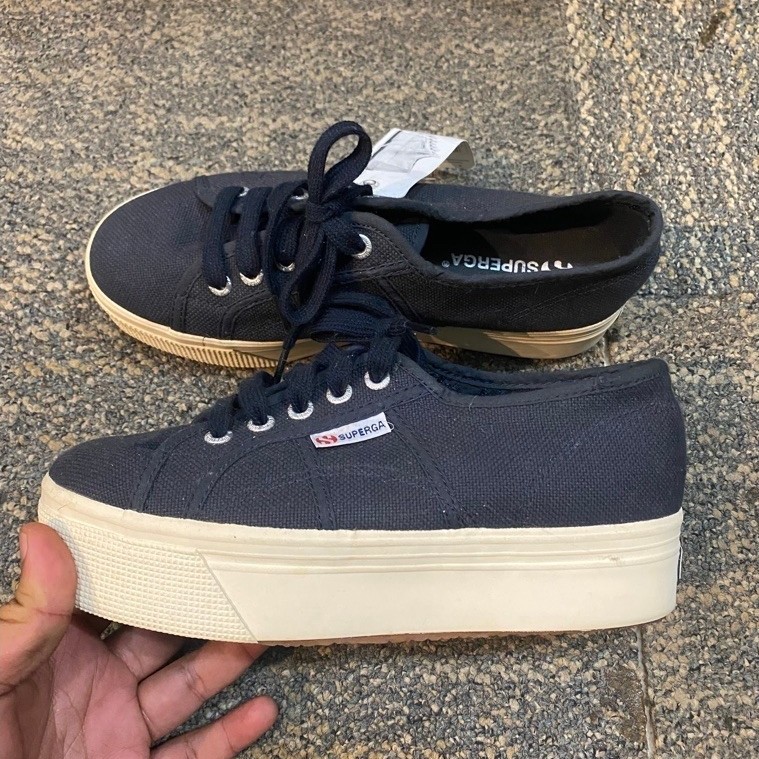 sepatu superga