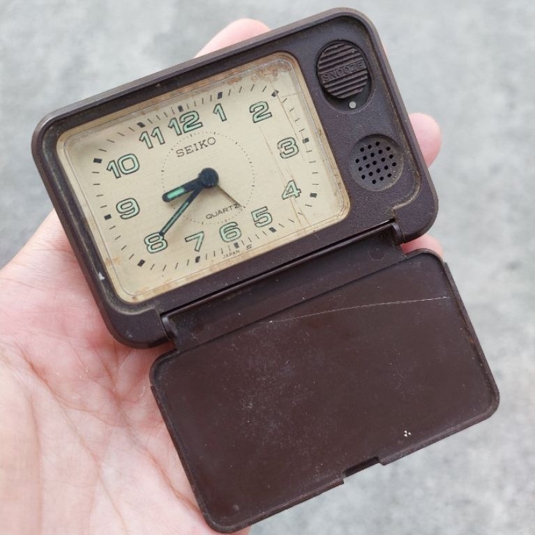 Jam Meja Seiko Bahan