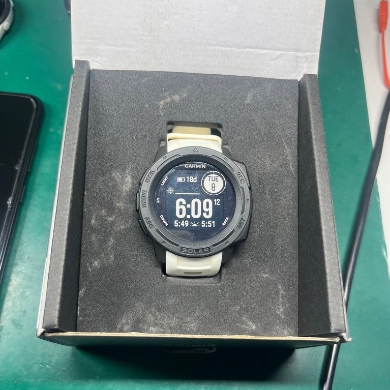 Jam tangan Garmin Instinct Solar