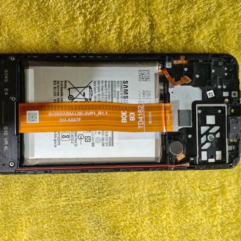 Lcd copotan original Samsung A04s sudah ada batrai..