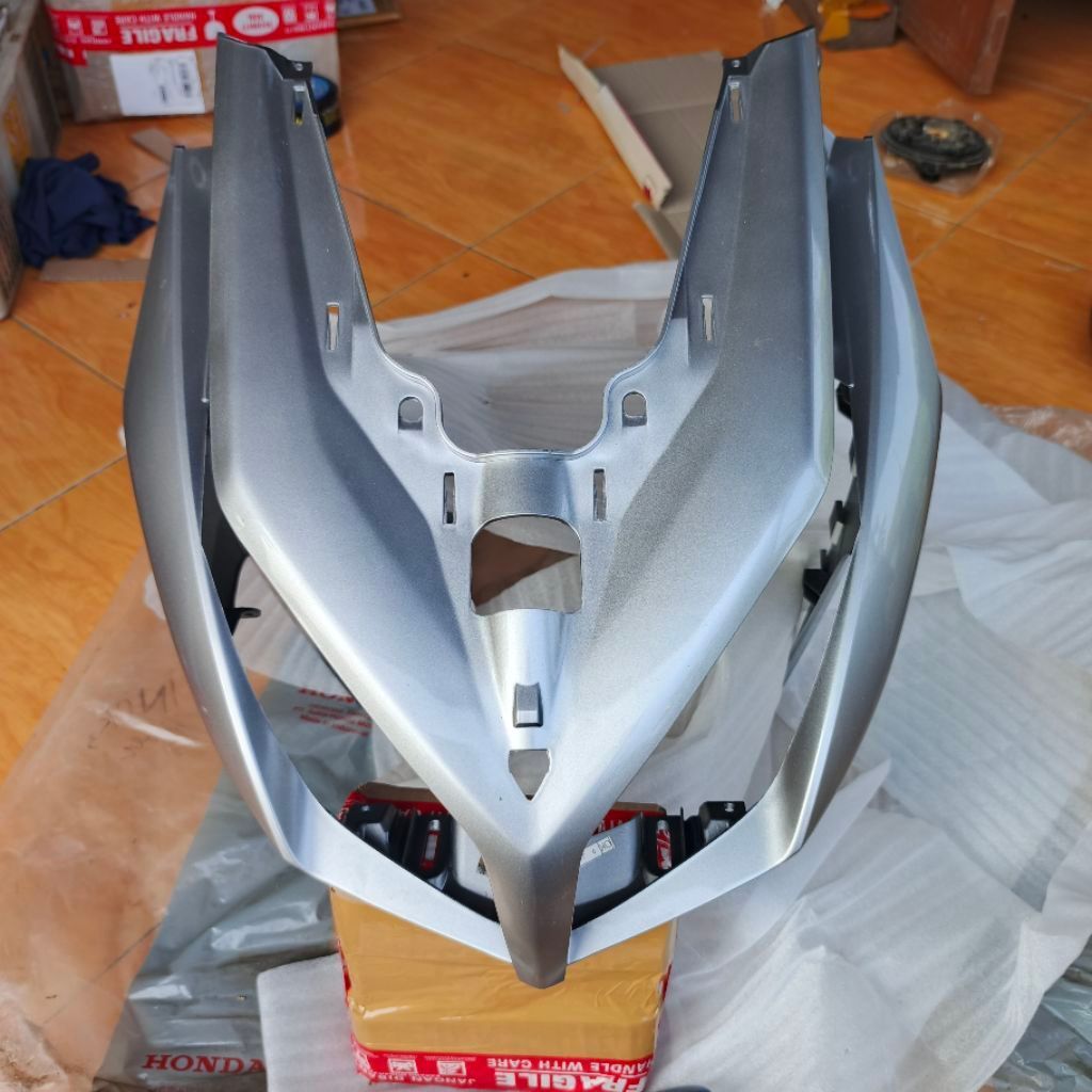 Tameng Panel Cover Lampu Depan Honda Vario 110 Techno Tekno CBS Silver 64301KVBN50DSM Original AHM
