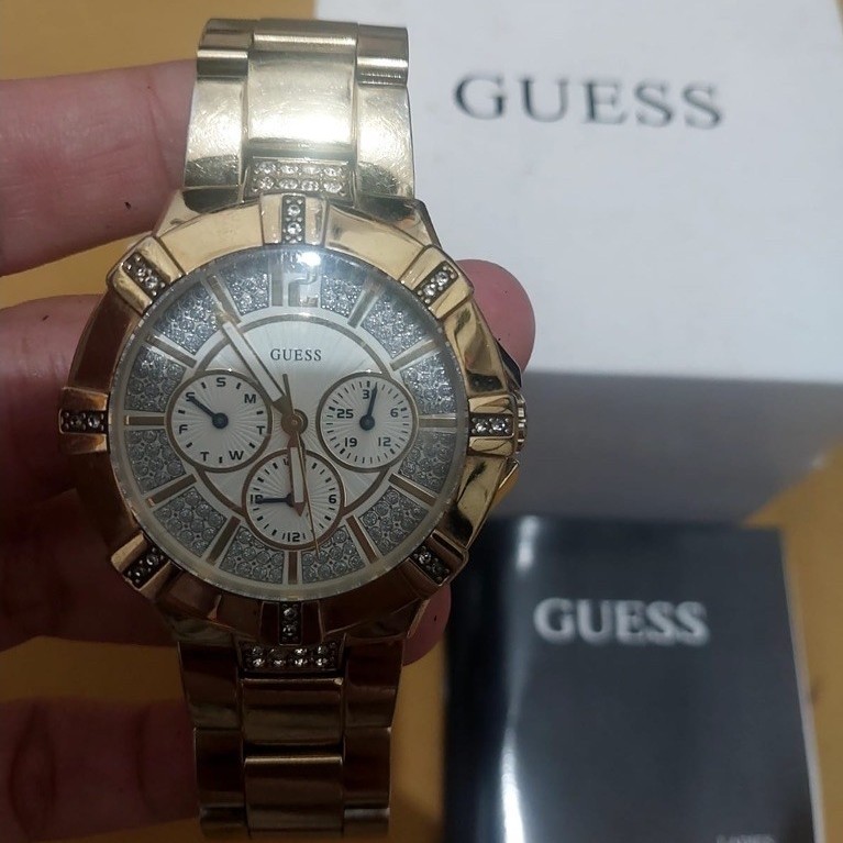 Jual Jam Tangan Wanita GUESS Analog Casing Emas dengan Tali Logam dan Tampilan Sub-dial Preloved
