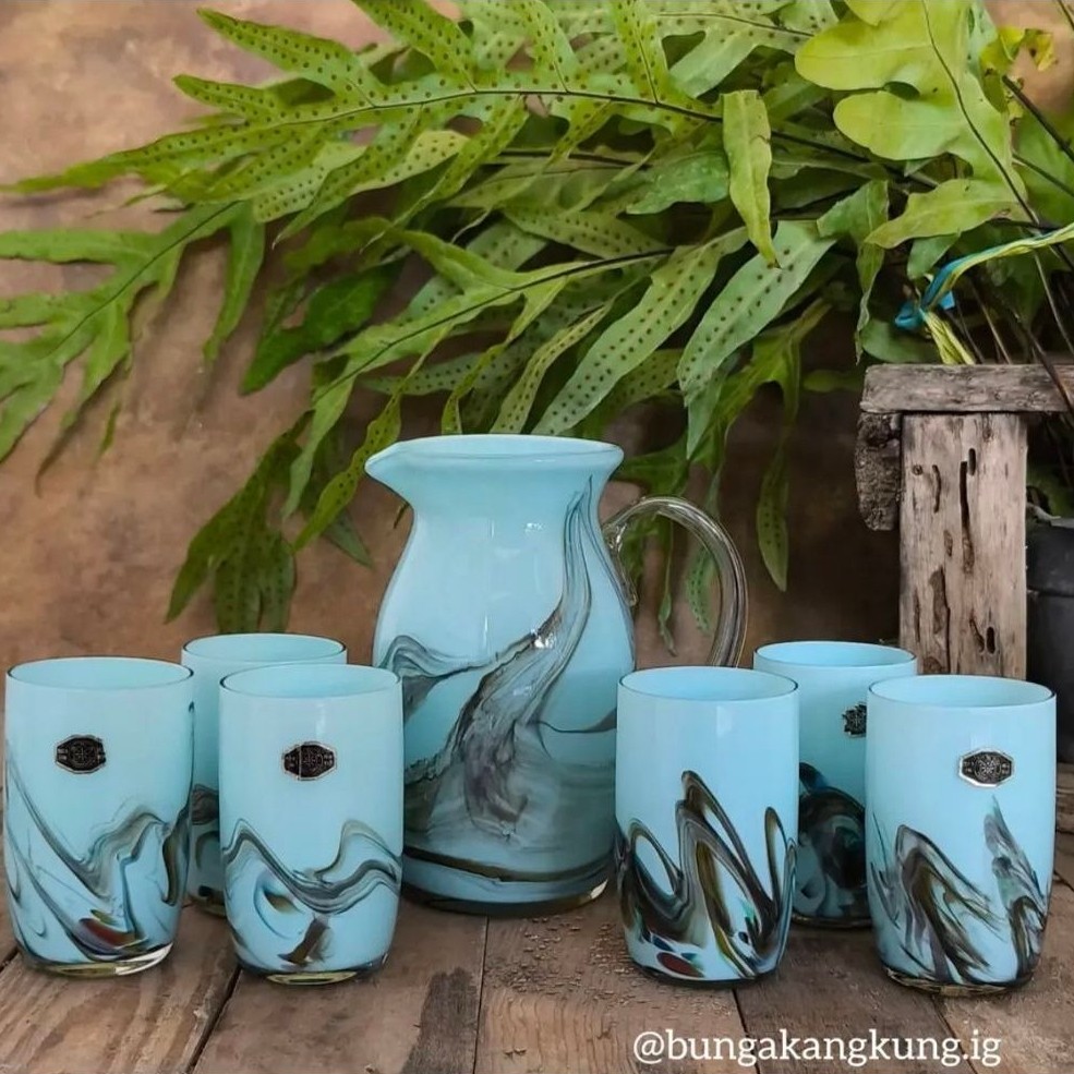 Set gelas dan pitcher kaca motif marmer biru