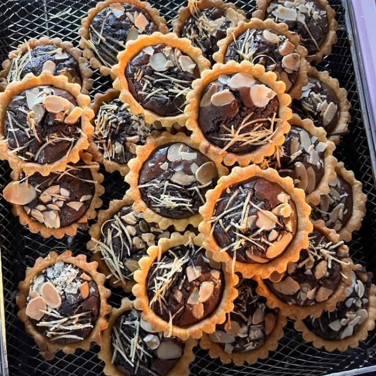 Pie brownies. Kue tart coklat isi coklat dengan taburan almond dan keju renyah