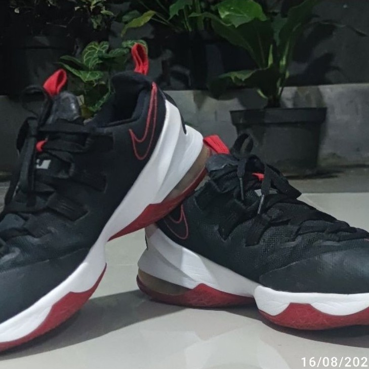 Sepatu basket second Nike Lebron 13 Low Black University Red ukuran 45 insol 29 cm
