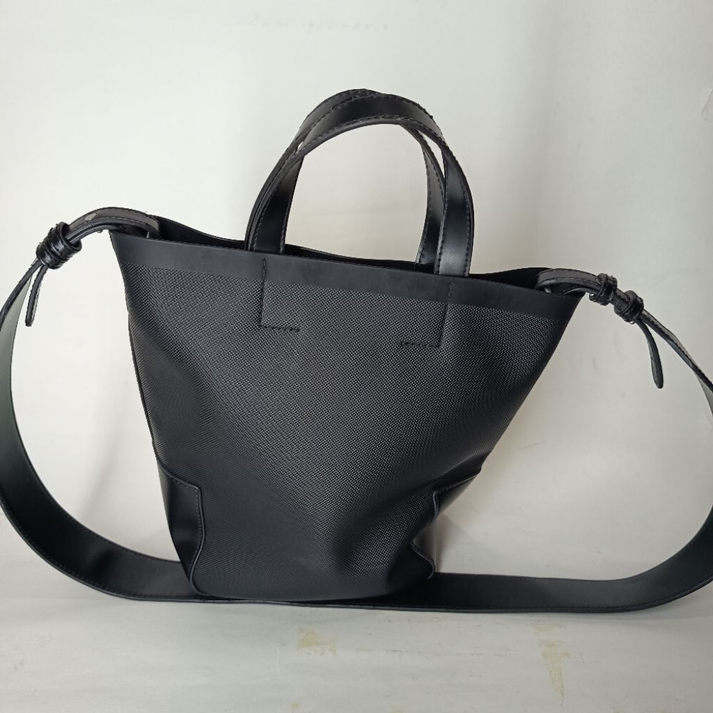 Tas Lacoste ORI Wanita Slingbag Slempang Hitam Preloved