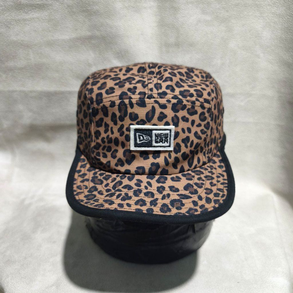 Topi 5 flannel new era camper leopard