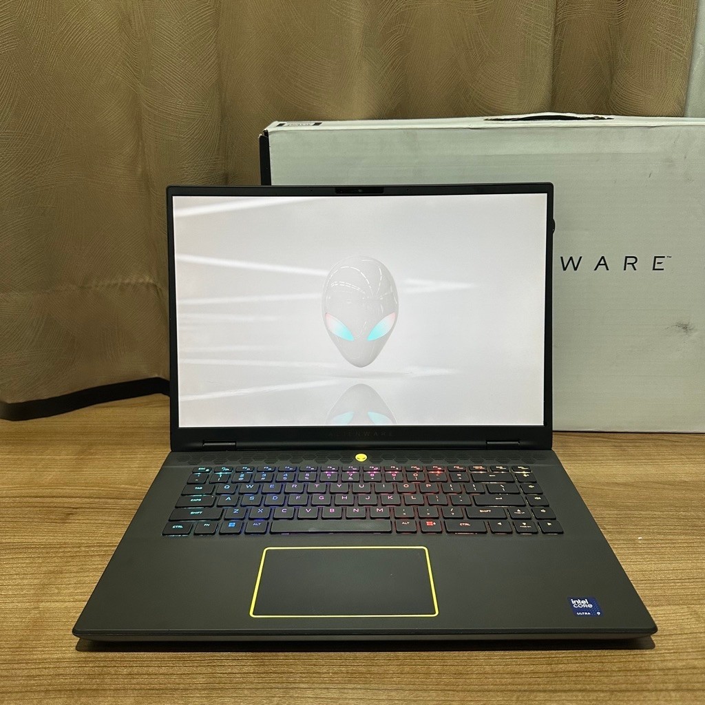 Laptop Gaming Dell Alienware M16 R2 Ultra 9 185H RTX 4070 8GB 32GB/1TB Like New