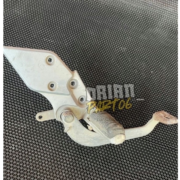 Postep Footstep Bostep Step Dudukan Pijakan Kaki Depan Kanan Yamaha Vixion new 2013 - 2017 Original