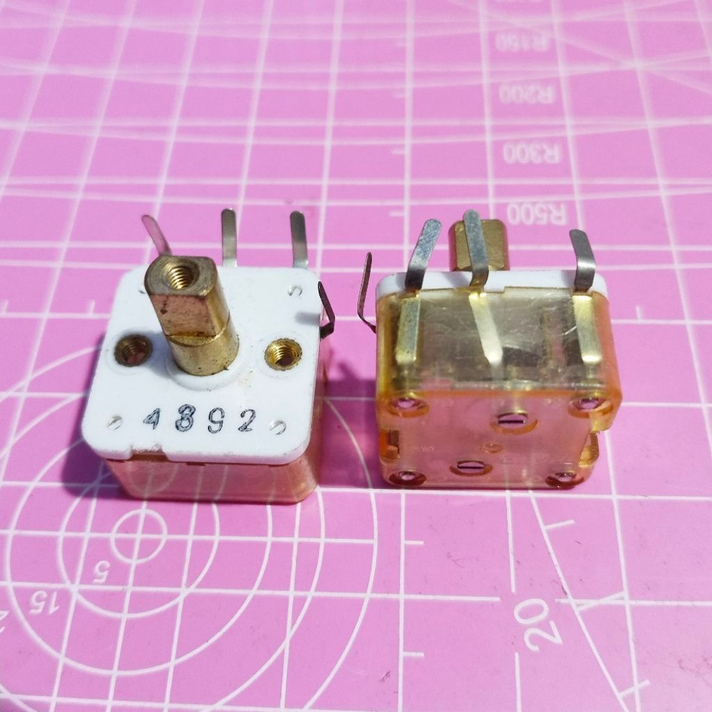 varco radio jadul(4pin)4892/Ukuran body: 20x12mm/As panjang