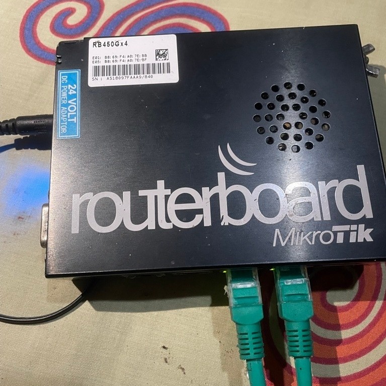 Router Mikrotik RB450GX4 Bekas dengan Port Normal dan Adaptor 12V