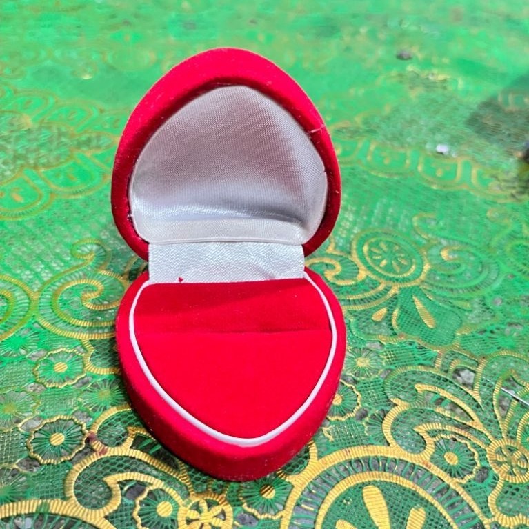 Tempat Cincin Love Couple