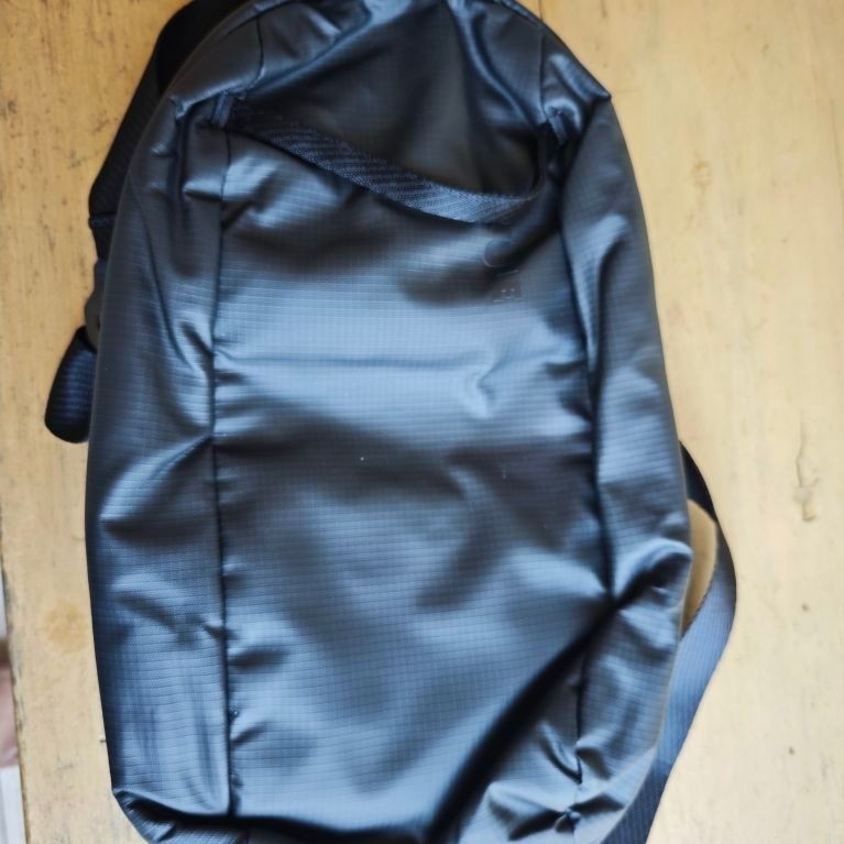 Thule tas selempang Sling bag Tact 8L - black