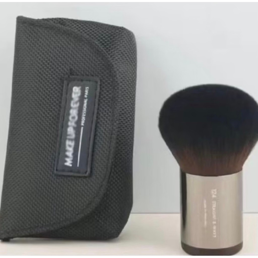 Kuas Foundation Makeup Forever dengan Tas Penutup Hitam