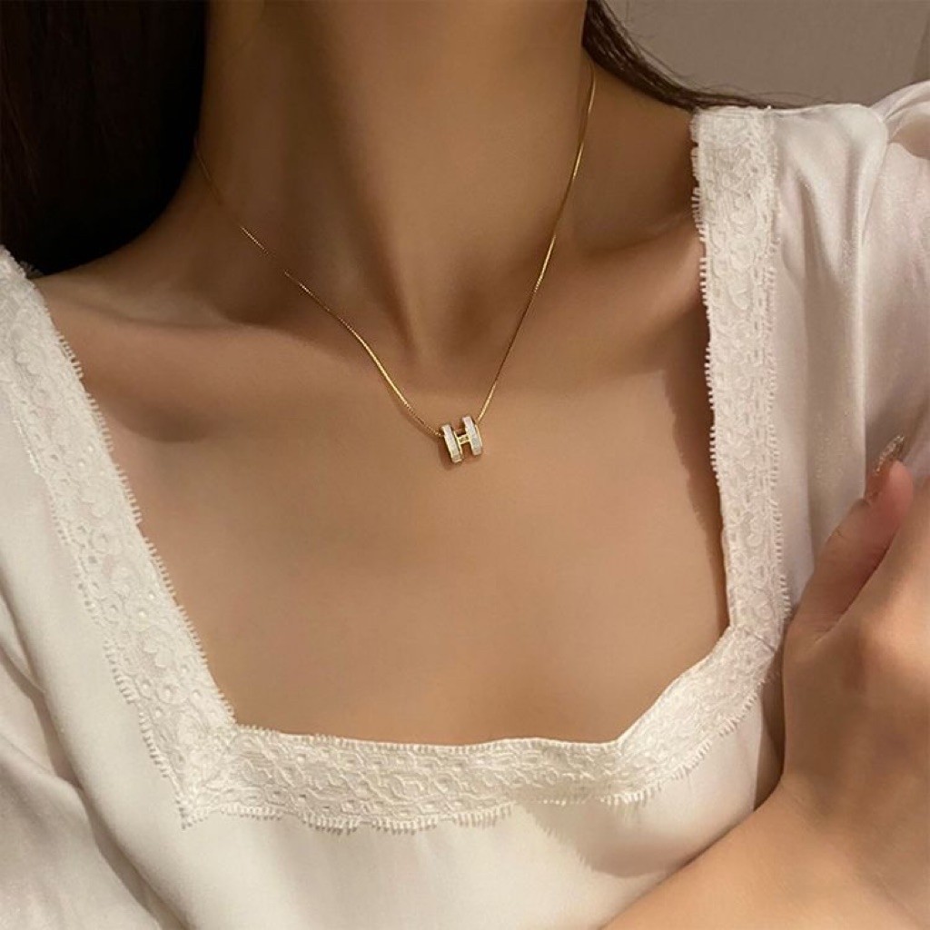 Kalung wanita mini huruf H warna emas model rantai tipis elegan