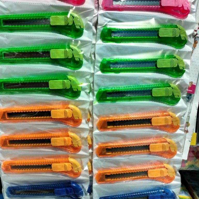

Promo (Isi 12 Pcs) Pisau Cutter Bening Warna/Pisau Cutter Bening Warna Besar Promo