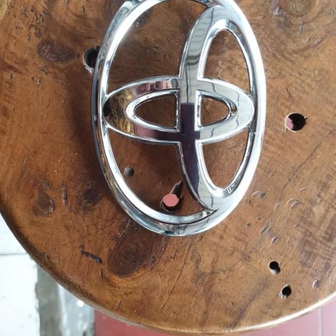 BEBAS ONGKIR - emblem grill innova tahun 2005 sampai 2008 ori