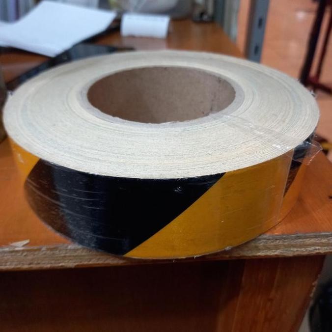

Sticker reflective kuning-hitam/police line 4 cm x 45 meter