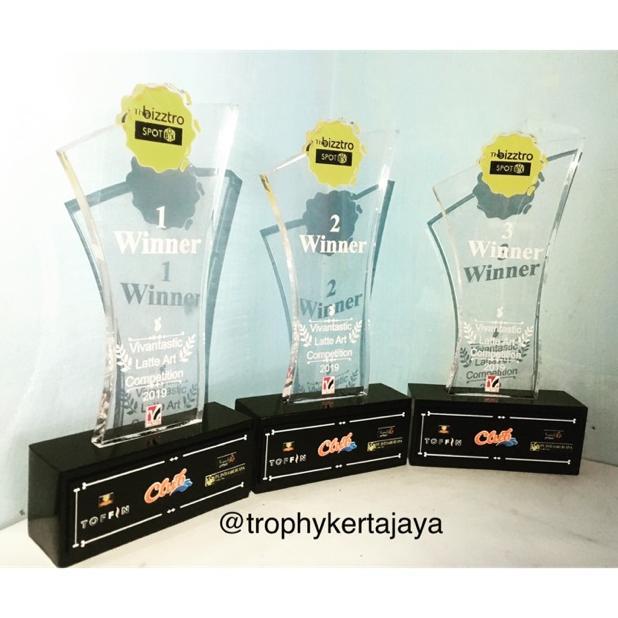 TROPHY AKRILIK DUDUKAN HITAM TROPHY ELEGAN