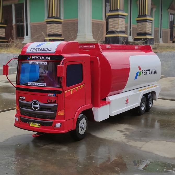 miniatur mobilan truk oleng tronton kayu tangki truk pertamina bagus