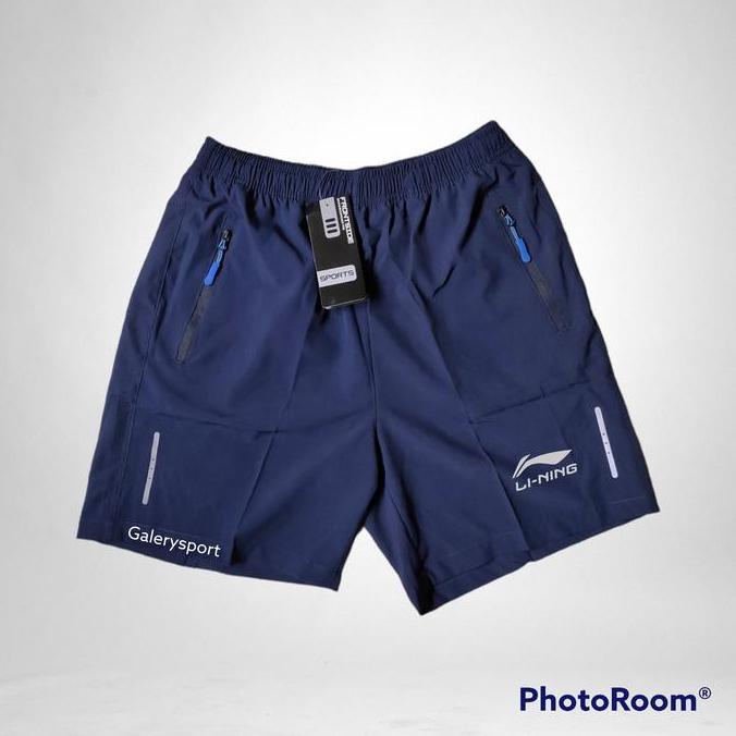 Celana pendek tenis bulutangkis lining