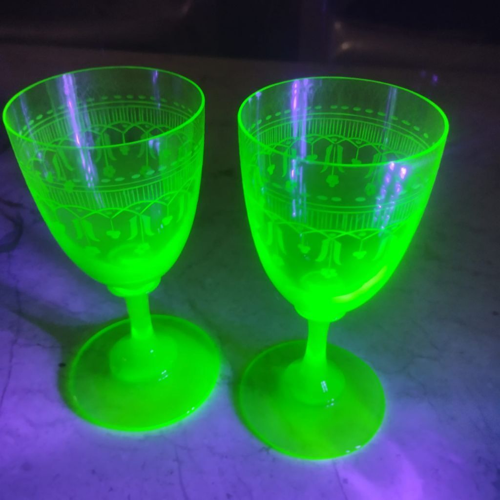 Sepasang gelas wine antik bahan kaca kristal uranium tua antik