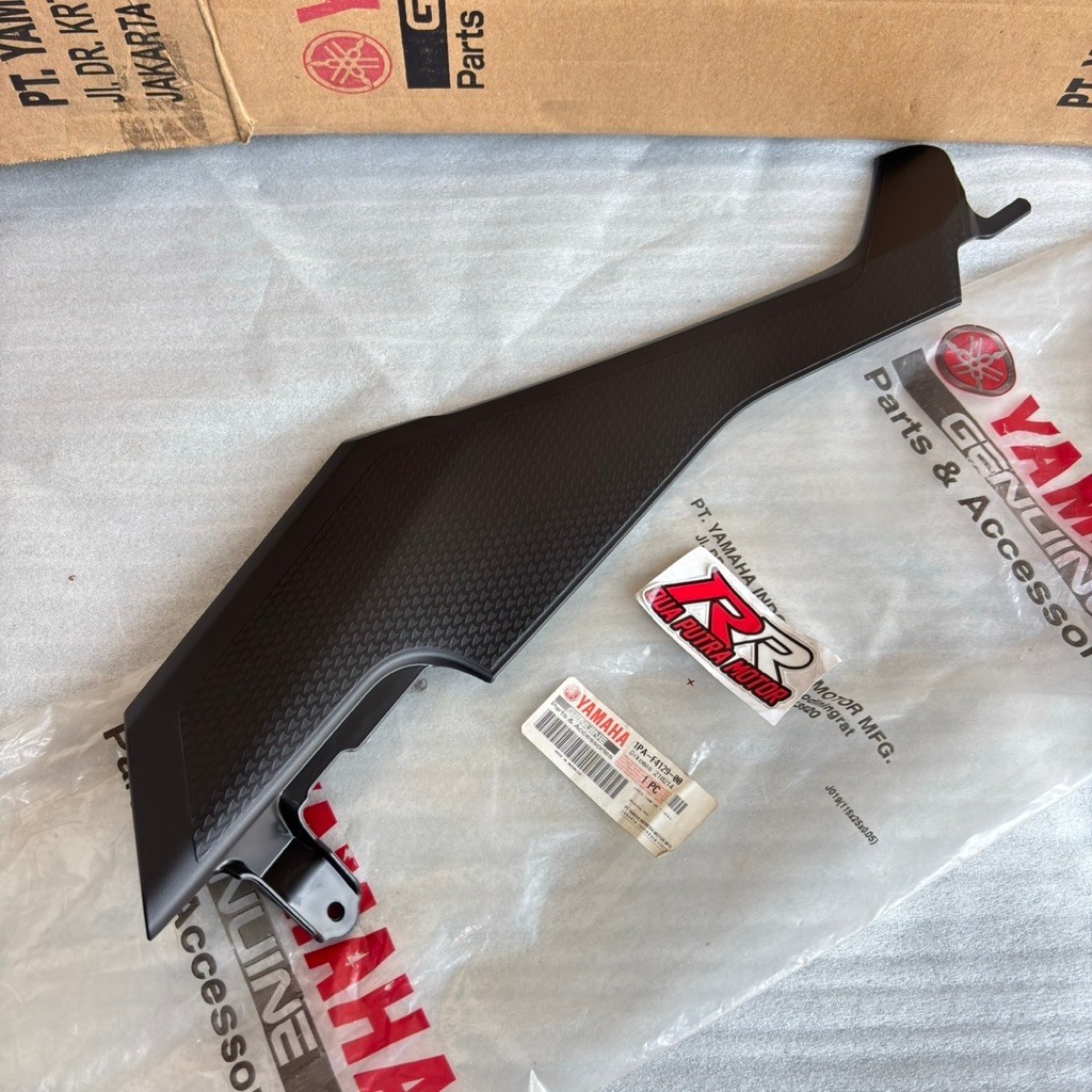 cover side tutup tepong box bok bawah tangki aki kiri original ori yamaha vixion new nva nvl 1pa