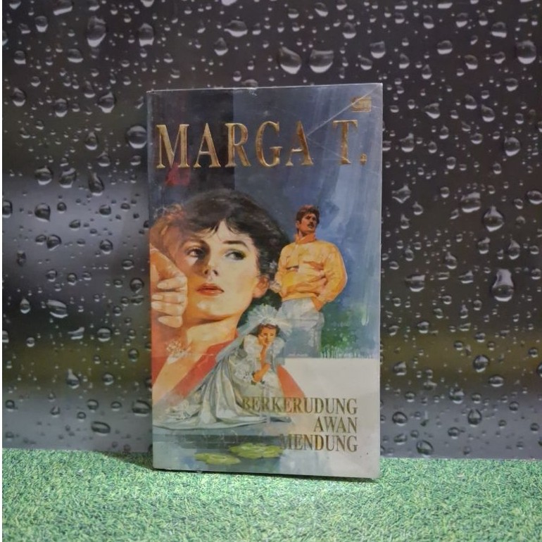 Marga T. berkerudung awan mendung