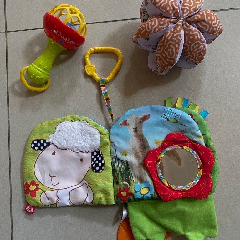 Bundling Mainan Bayi Preloved | Soft Book + Rattle + Sensory Puzzle Ball Montessori