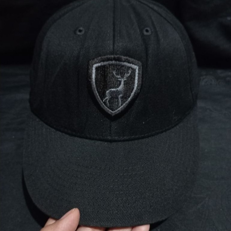 Topi Snapback Rusa BuildUp Fitted Hitam pekat size 7 5/8 (60cm)