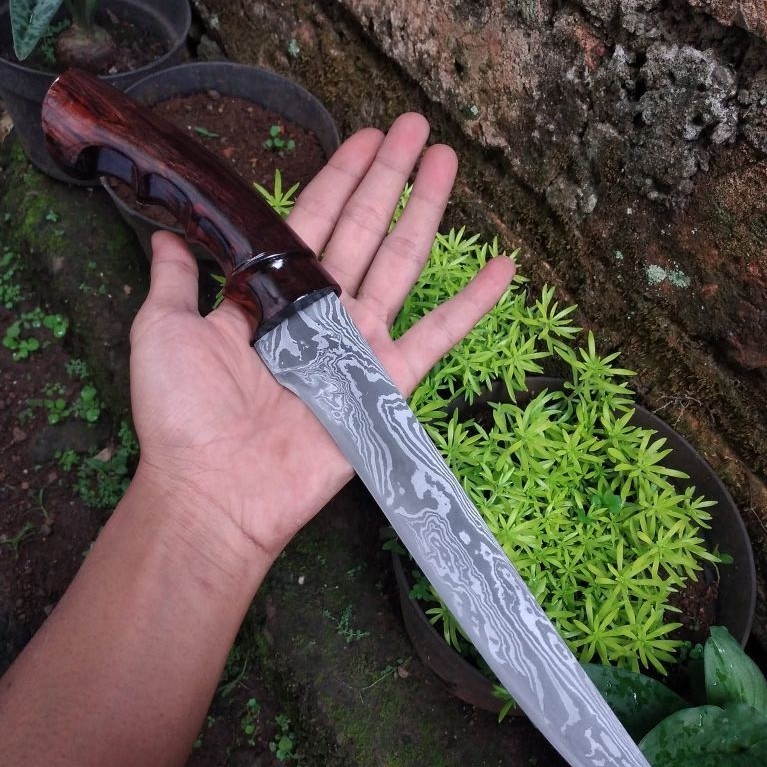Pisau tradisional bilah damascus gagang kayu coklat untuk dekorasi dan kerajinan