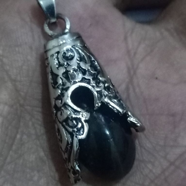 liontin ukir bali batu mata kucing