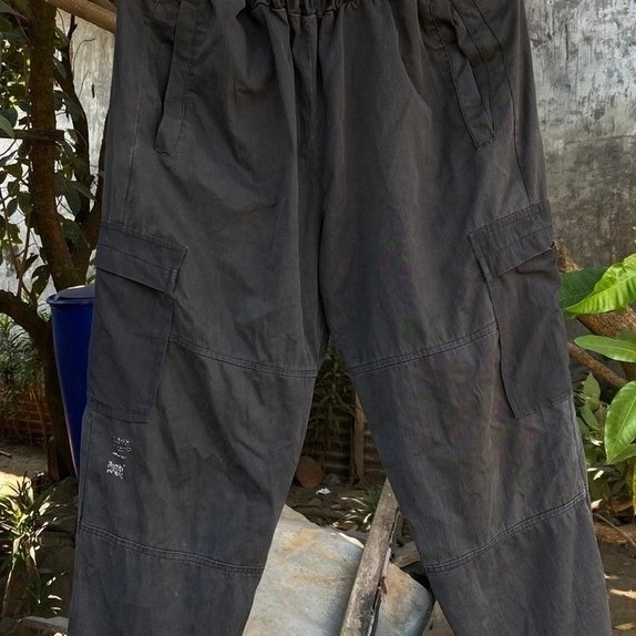 Celana Cargo Brown Breath Hitam Pria Pinggang Karet dengan Kantong Samping Casual