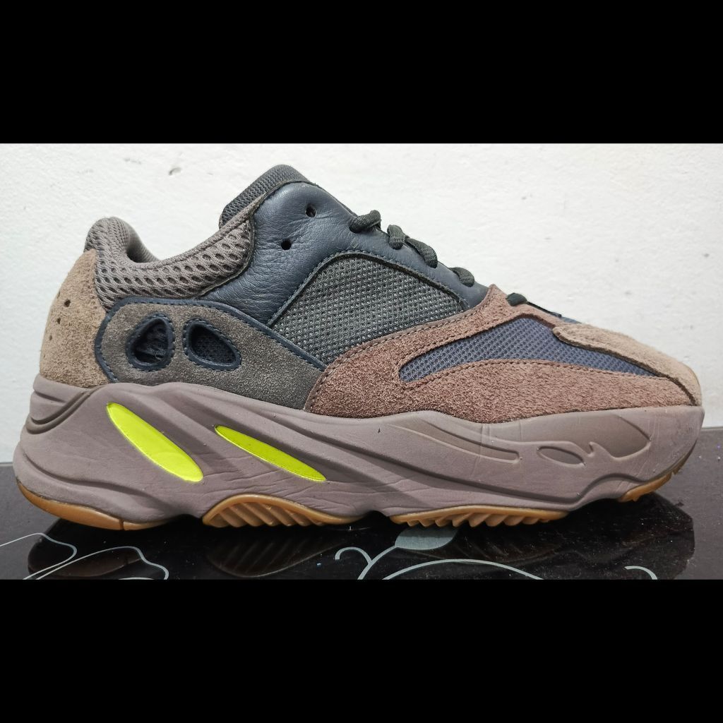 Sepatu Second Ori - Adidas Yeezy Boost 700 'Mauve' size 43,5