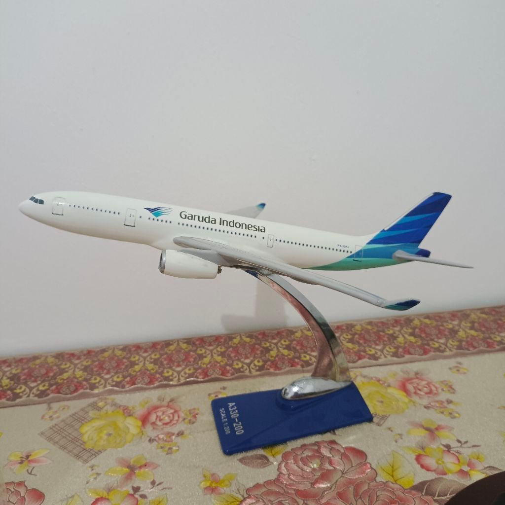 miniatur pesawat a330-200 garuda indonesia 1:200