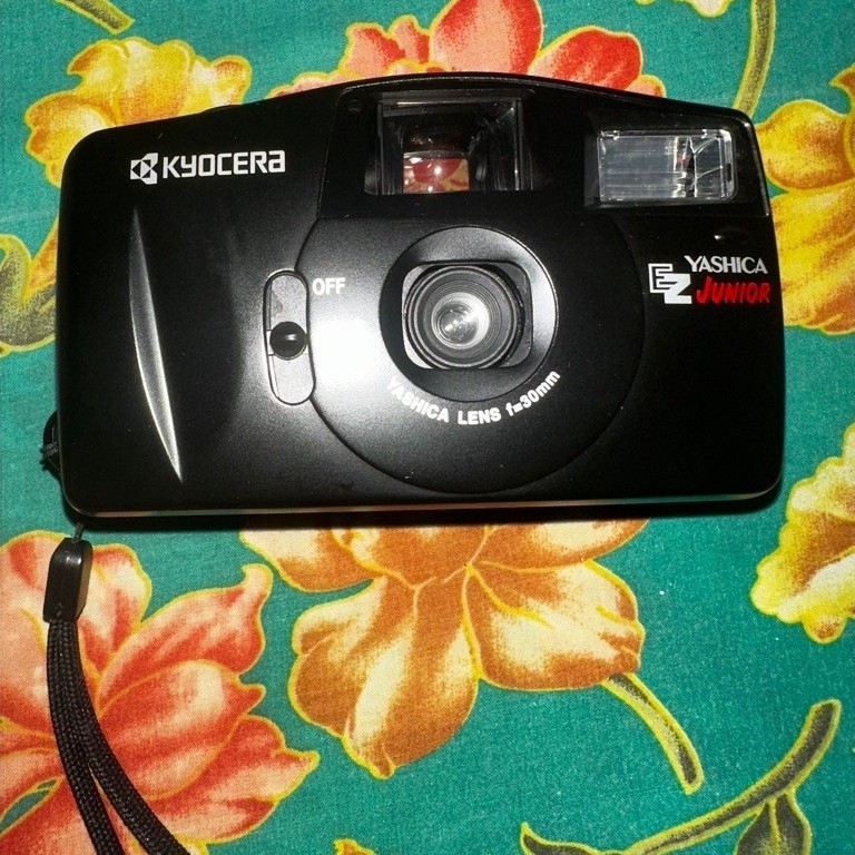 Kamera Analog Kyocera Yashica EZ Junior Yashica Lens f=30mm warna hitam